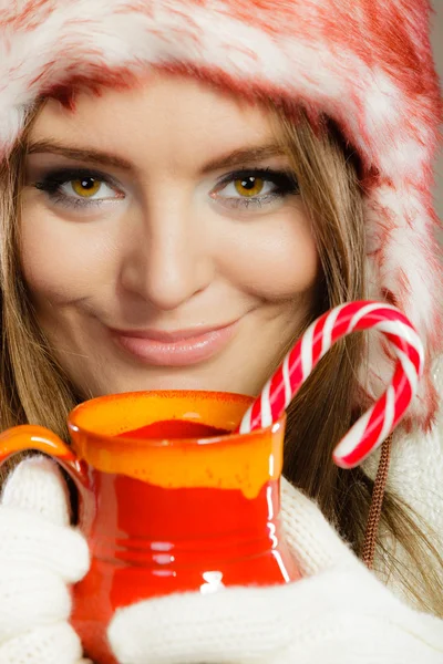 Winterfrau hält roten Schlamm in der Hand — Stockfoto