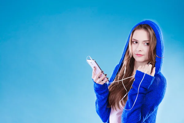 Young woman with smart phone listening music — Stock Photo, Image