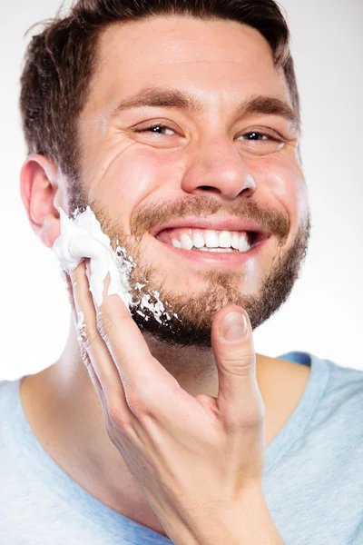 Homem se preparando para barbear — Fotografia de Stock