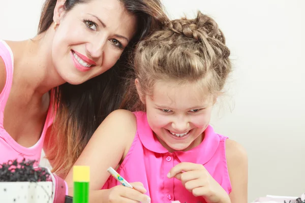 Moeder helpen dochter met huiswerk — Stockfoto