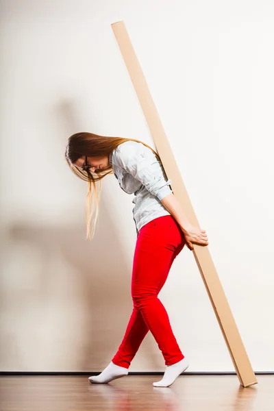 Žena, stěhování do bytu s těžkou krabici. — Stock fotografie