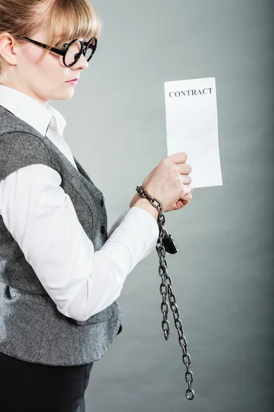 Mujer de negocios con las manos encadenadas celebración de contrato — Foto de Stock