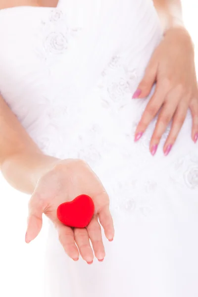 Scatola anello di fidanzamento nelle mani della sposa donna . — Foto Stock