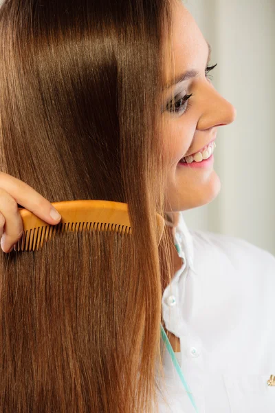 Mooie vrouw met lang haar en kam — Stockfoto