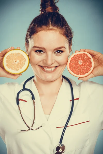 Happy dietist nutritionist med grapefrukt. — Stockfoto