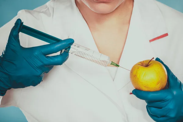 Científico médico inyectando manzana. Alimentos GM . — Foto de Stock