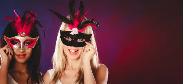 Dos mujeres con máscaras venecianas de carnaval —  Fotos de Stock
