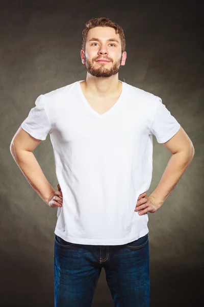 Man guy in blank shirt with empty copy space. — Stock Photo, Image