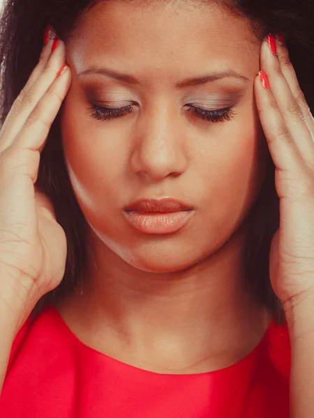 Vrouw lijden hoofdpijn migraine pijn. — Stockfoto