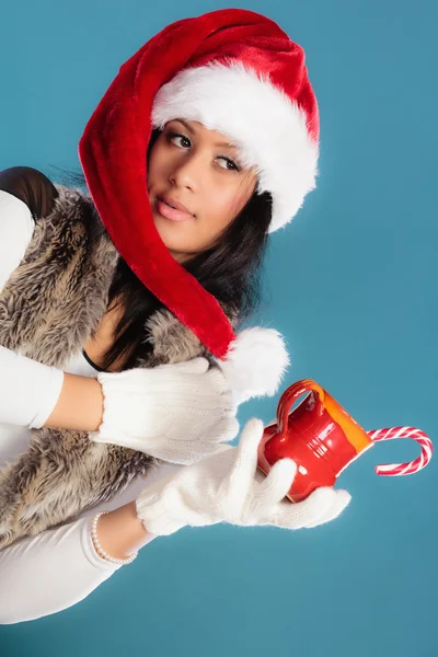 Zimní dívka santa helper klobouk drží červený hrnek — Stock fotografie