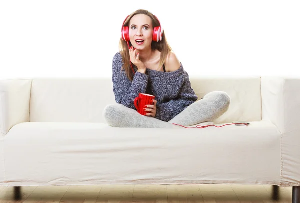 Femme avec écouteurs écouter de la musique — Photo