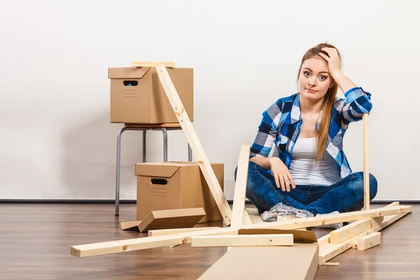 Mujer mudándose a muebles de montaje de apartamentos. — Foto de Stock