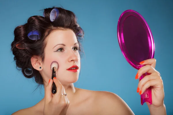 Mujer aplicando rouge rubor maquillaje —  Fotos de Stock