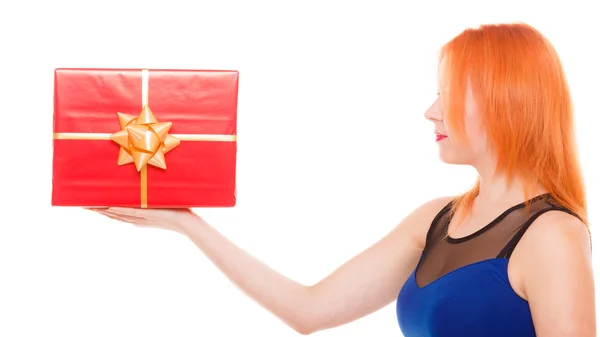 Vacaciones amor concepto de felicidad - chica con caja de regalo —  Fotos de Stock