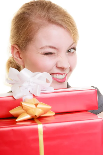 Le vacanze amano il concetto di felicità - ragazza con scatole regalo — Foto Stock