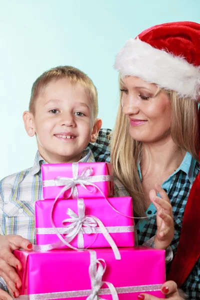 Madre e hijo con cajas de regalo —  Fotos de Stock