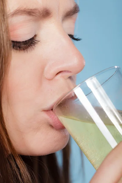 La mujer bebe píldora disuelta en agua. Asistencia sanitaria . — Foto de Stock