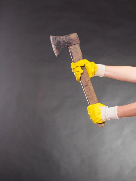 Closeup human hands holding axe chopper. — Stock fotografie