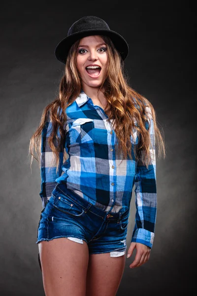 Retrato de una hermosa chica campesina. Moda . — Foto de Stock