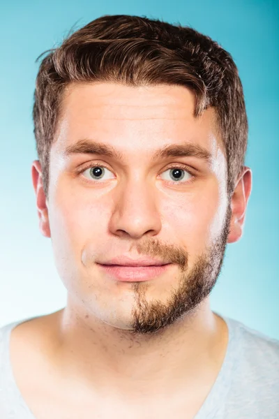 Jovem com cabelo de barba de rosto meio raspado . — Fotografia de Stock