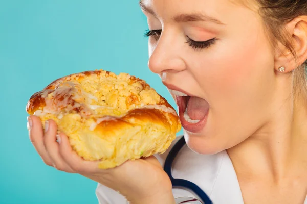 Диетик ест булочку со сладким роллом. Нездоровая пища . — стоковое фото