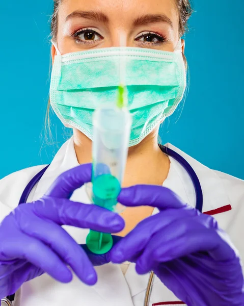 Doktor v masce drží stříkačka — Stock fotografie