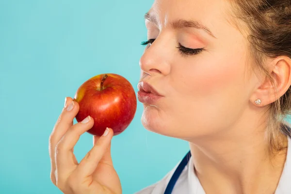 Diététiste tenant pomme — Photo