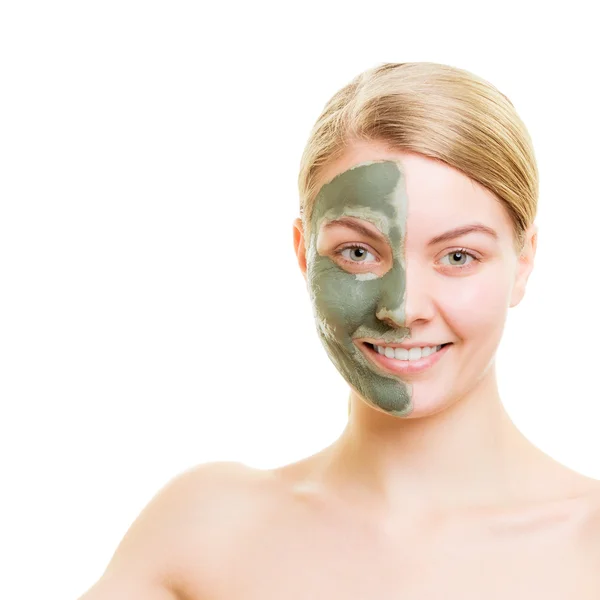 Vrouw in klei modder masker — Stockfoto