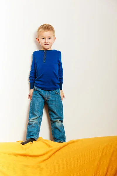 Menino criança pré-escolar brincando em casa — Fotografia de Stock