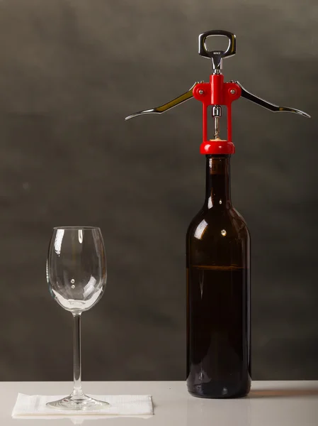 Opening of bottle of wine with corkscrew — Stock Photo, Image