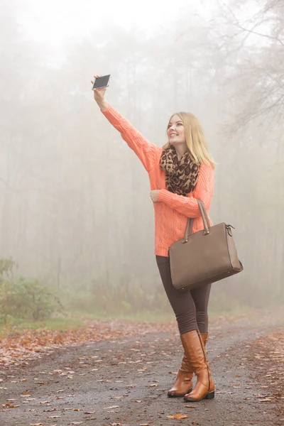 Mujer en parque tomando fotos — Foto de Stock