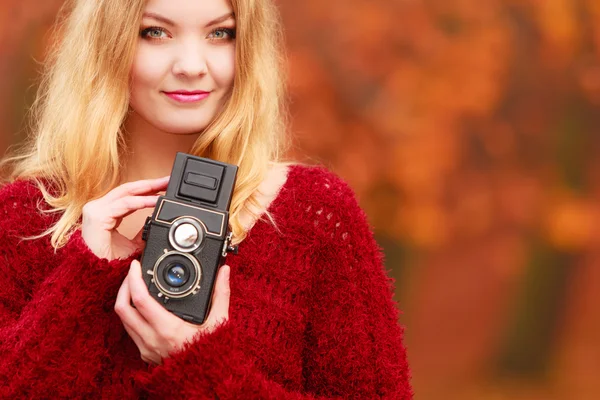 Donna con vecchia fotocamera vintage. — Foto Stock