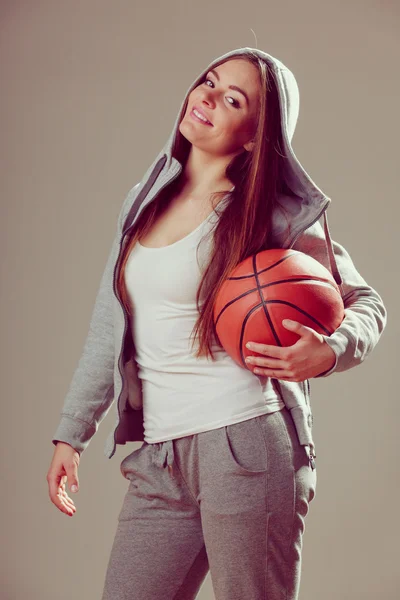 Chica sosteniendo baloncesto — Foto de Stock