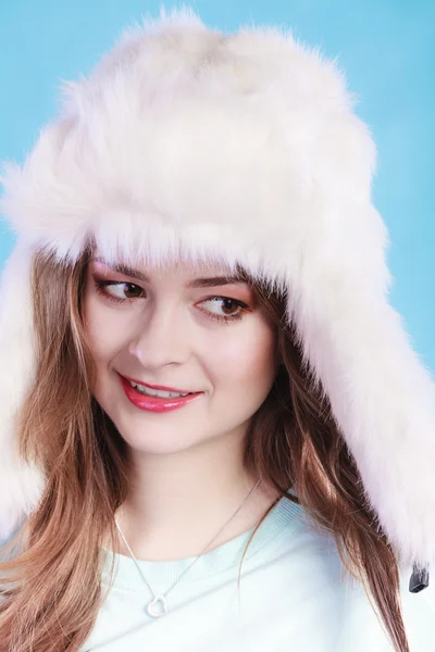 Jeune femme en bonnet de fourrure d'hiver — Photo