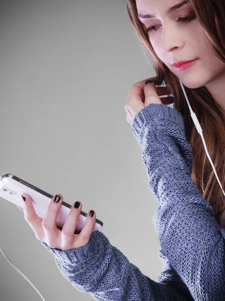 Jeune femme avec téléphone intelligent écouter de la musique — Photo