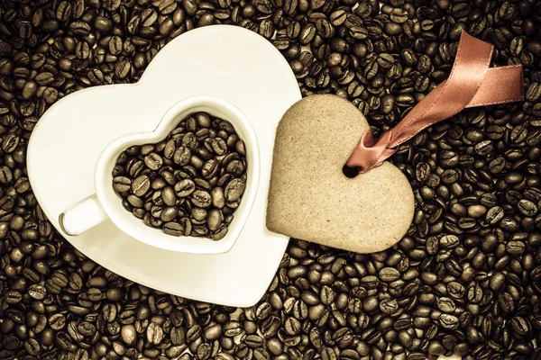 Κύπελλο και μπισκότο σε σχήμα καρδιάς — Φωτογραφία Αρχείου