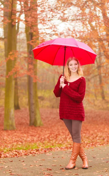 Modefrau mit Regenschirm entspannt im Herbstpark. — Stockfoto
