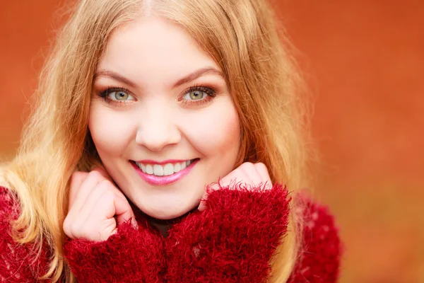 Portret van een mooie glimlachende vrouw. — Stockfoto