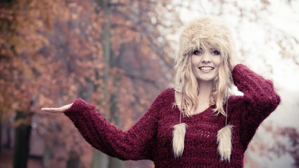 Pretty smiling woman in fur hat with copy space. — ストック写真
