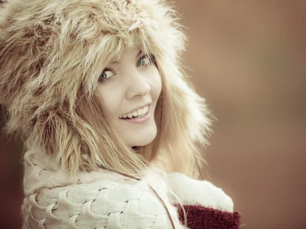 Mujer en invierno ropa piel gorra al aire libre — Foto de Stock