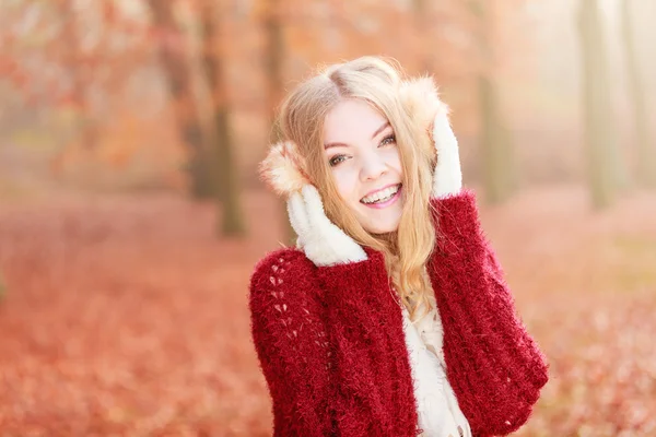 Porträt einer hübschen lächelnden Frau mit Ohrenschützer. — Stockfoto