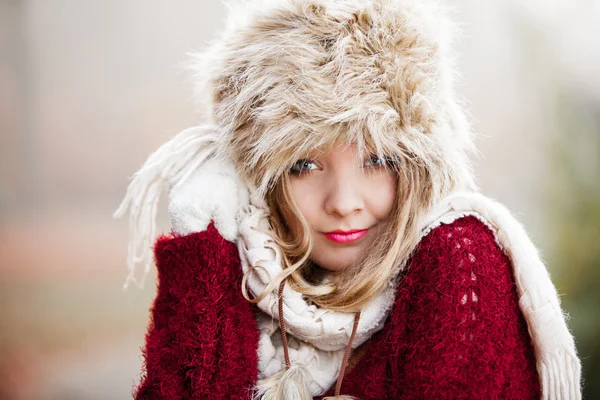 Kışın giydiği kürk şapkalı kadın. — Stok fotoğraf