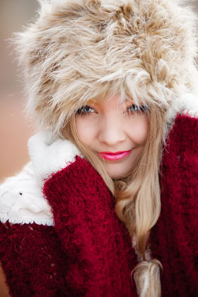 Femme en vêtements d'hiver bonnet de fourrure extérieur — Photo
