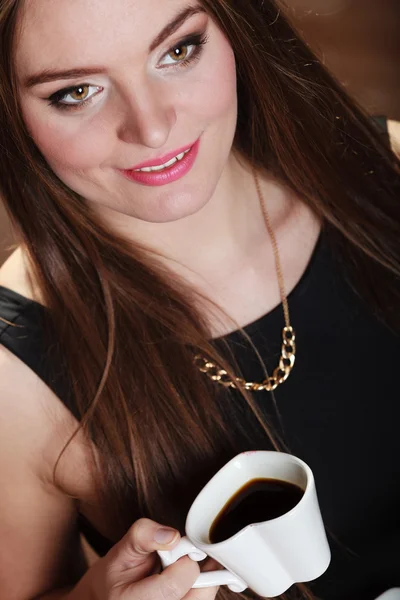 Donna allegra bere caffè — Foto Stock