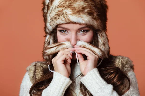 Chica en gorra de piel — Foto de Stock