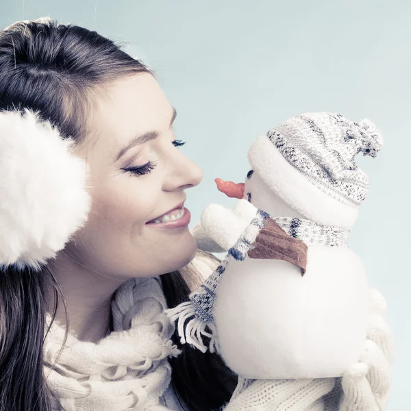 Cute woman with little snowman. Winter fashion. — Stock Photo, Image