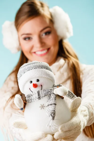 Chica con muñeco de nieve de Navidad . —  Fotos de Stock