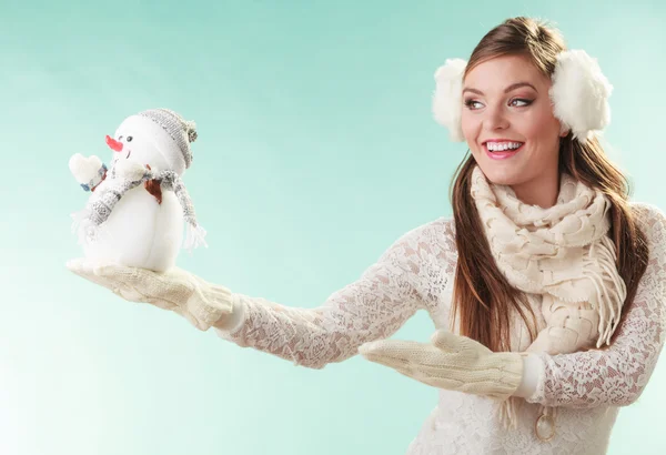 Mujer linda sonriente con pequeño muñeco de nieve. Invierno . —  Fotos de Stock