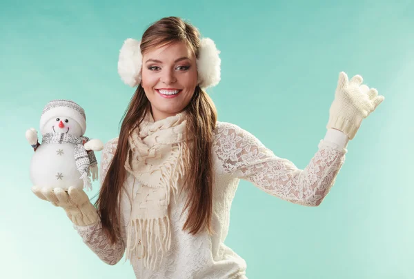 Mujer linda sonriente con pequeño muñeco de nieve. Invierno . —  Fotos de Stock