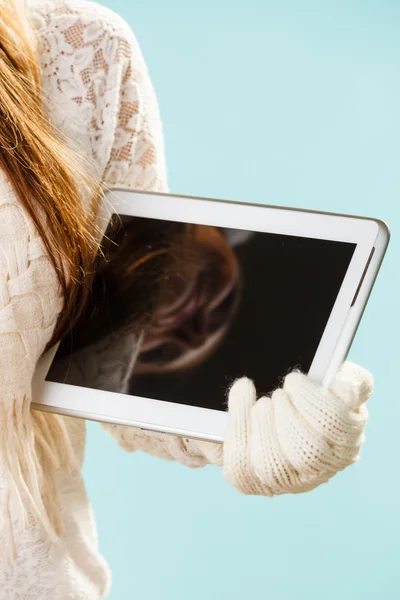 Ragazza in possesso di regalo di Natale . — Foto Stock